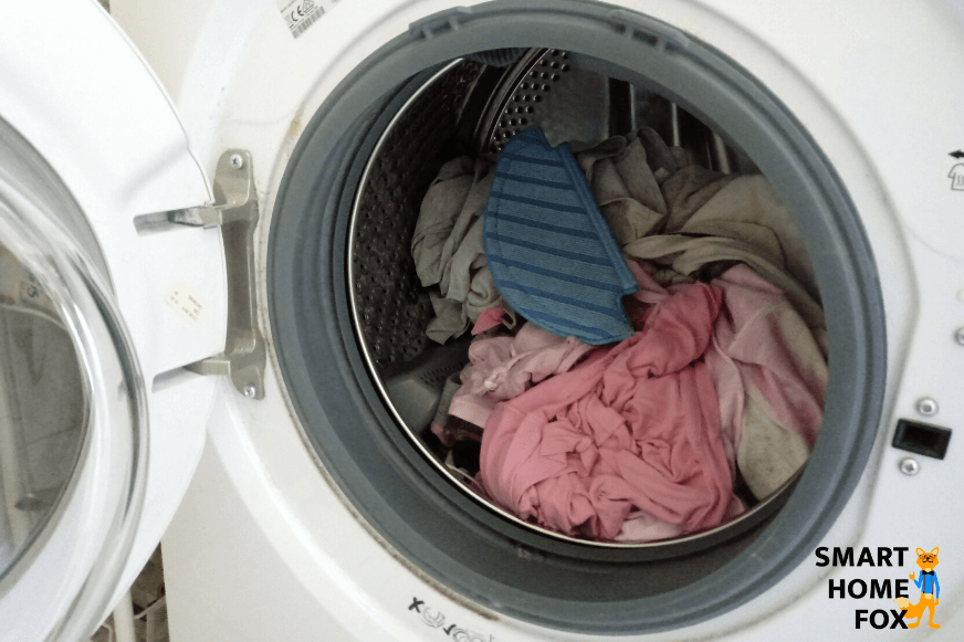 Голубая салфетка стирается в стиральной машине